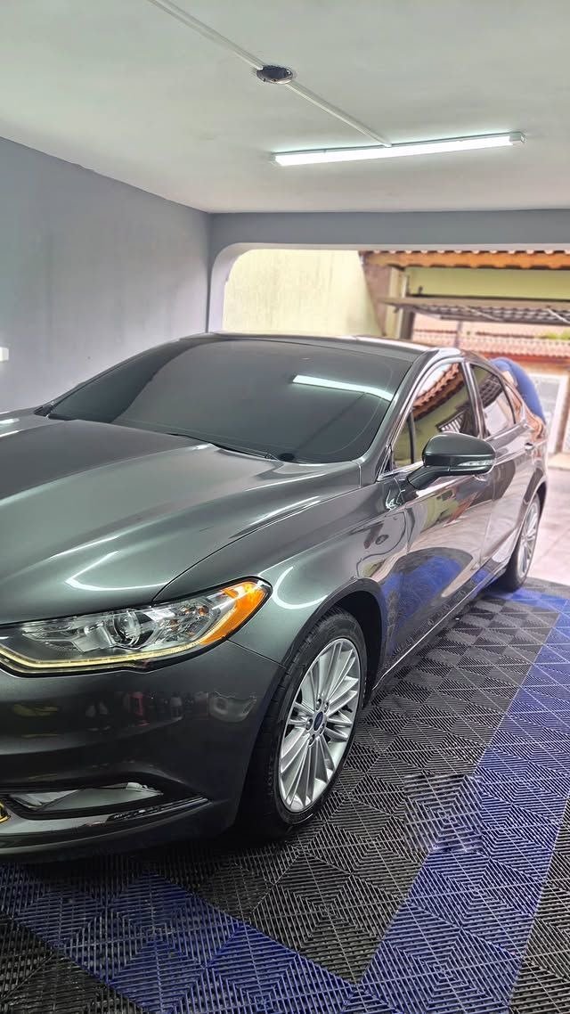 Ford Fusion com acabamento espelhado após detalhamento
